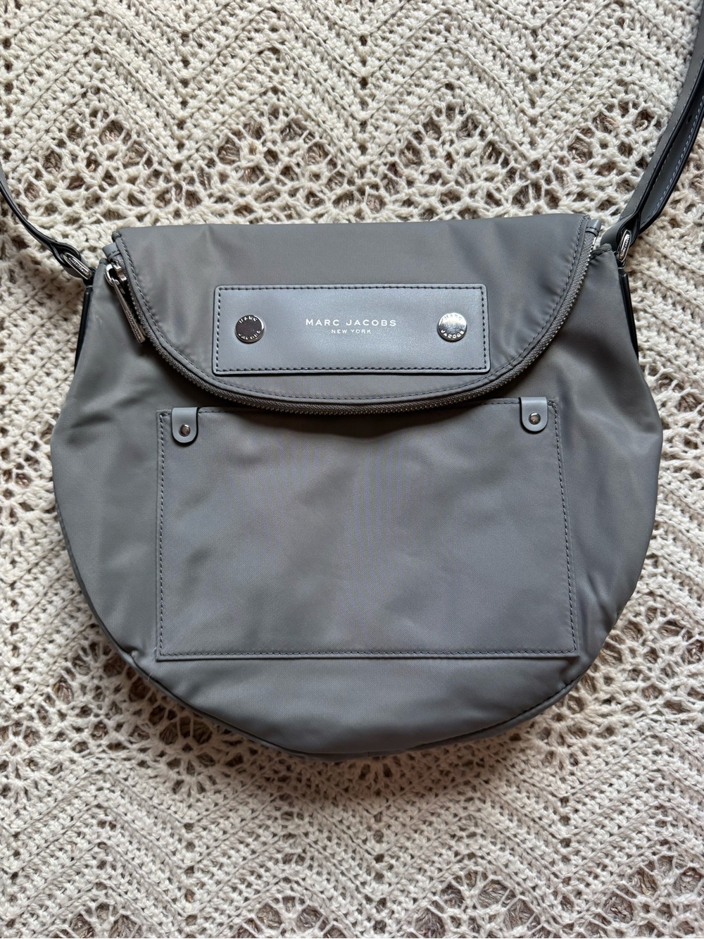Marc Jacobs Preppy Nylon Crossbody Shoulder Bag Gray Silver Hardware Saddle